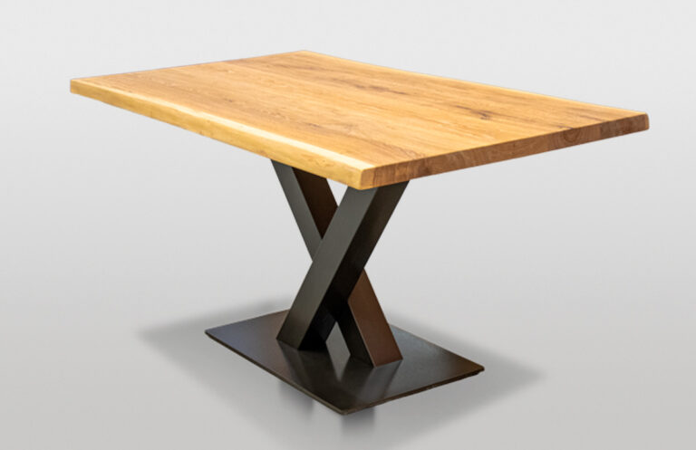 Massivholztisch Denali mit natürlicher Baumkante, schwarzes Stahlgestell in X-Form, HolzLand Köster in Emmerke bei Hildesheim, Hannover, Alfeld, Peine